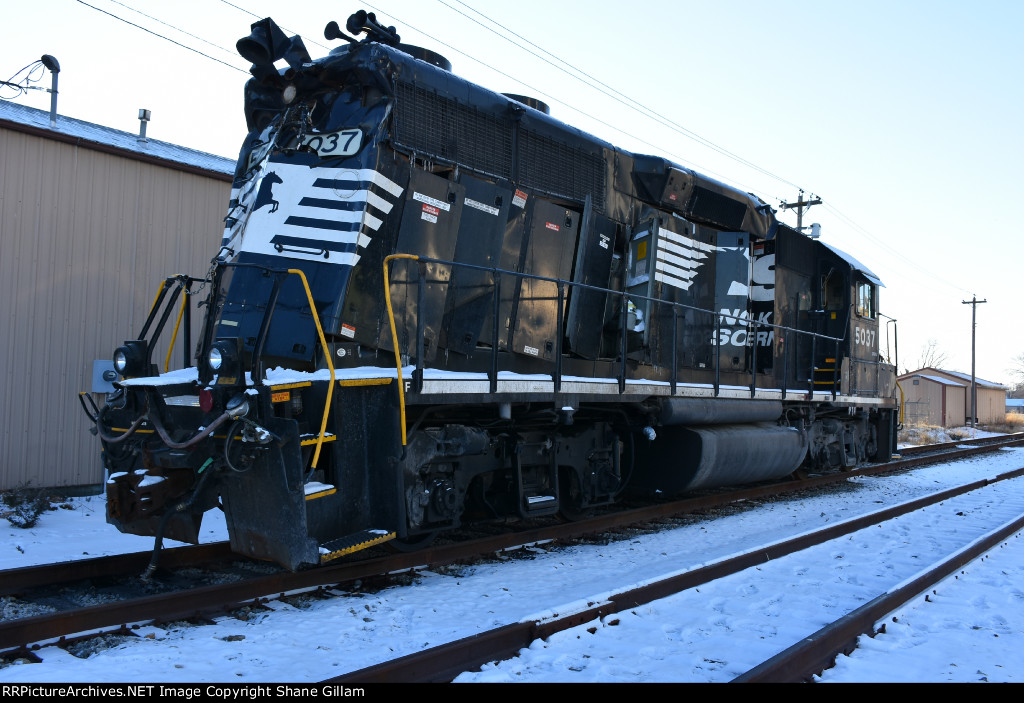 NS 5037 rits quietly after a collision with a grain car at the local elevator